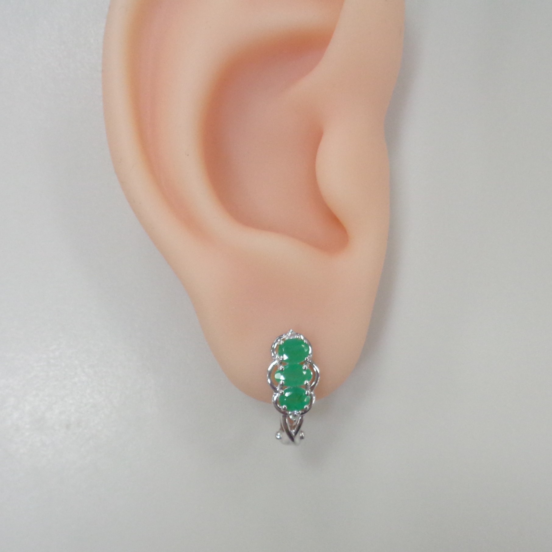 Серебряные серьги с изумрудами